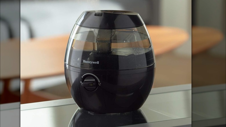 A black Honeywell HUL520B MistMate on a glass and metal table