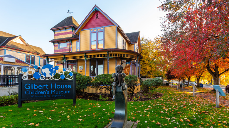 Gilbert House Children's Museum of Salem, Oregon in the fall