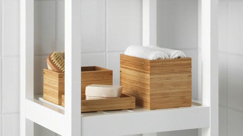 DRAGAN 4-piece bathroom set holding soap and washcloths