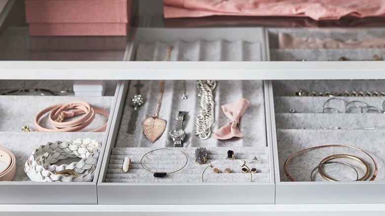 KOMPLEMENT insert for jewelry