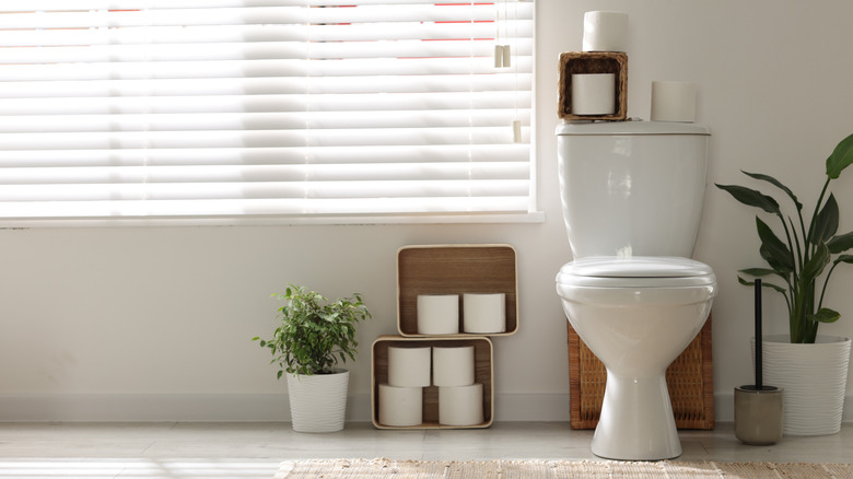 Toilet paper in side-turned baskets