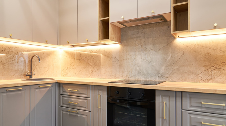 marble backsplash in modern kitchen