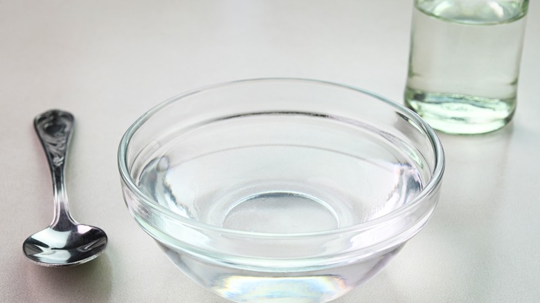 White vinegar in bowl
