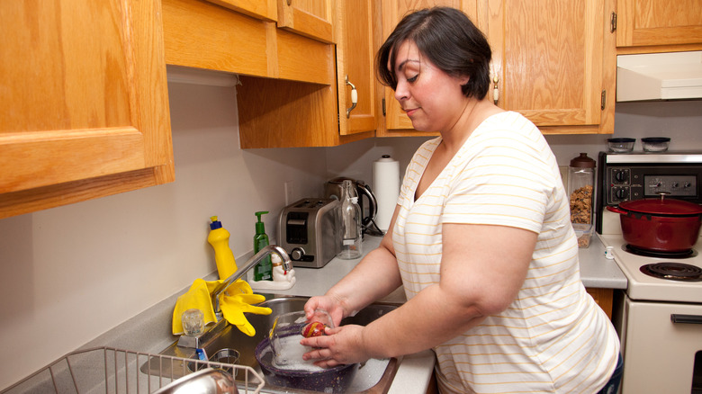 woman doing dishes