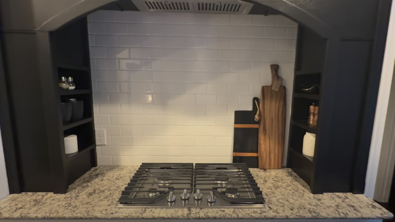 Range alcove with shelves on either side