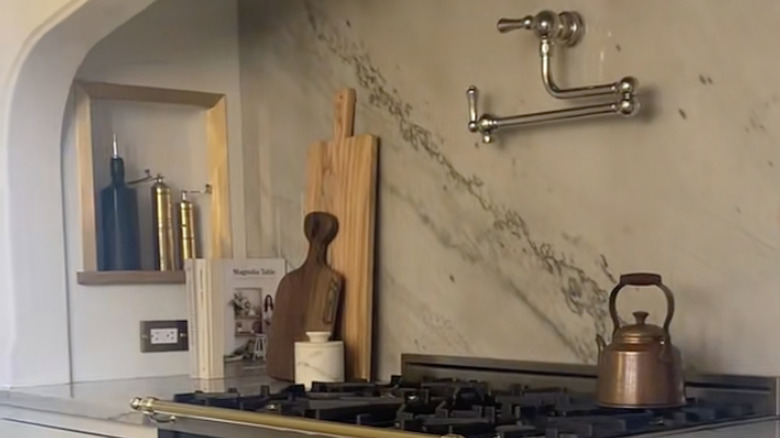 Kitchen alcove with layered decorative elements