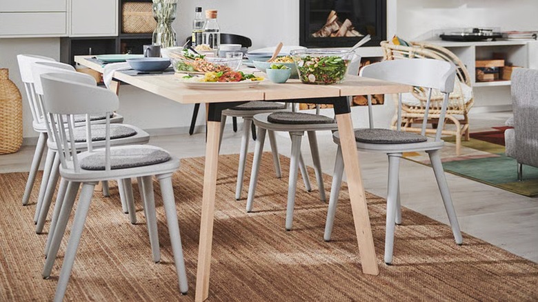 A natural jute LOHALS rug from IKEA lays under a dining room table