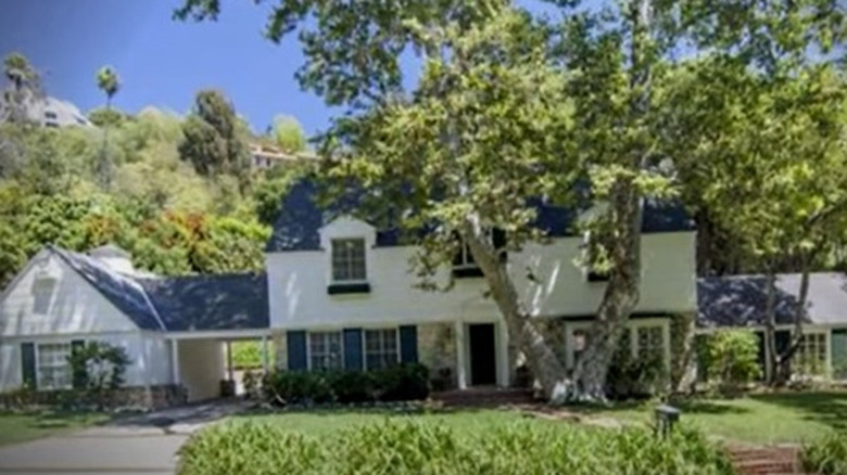 quaint colonial house blue shutters
