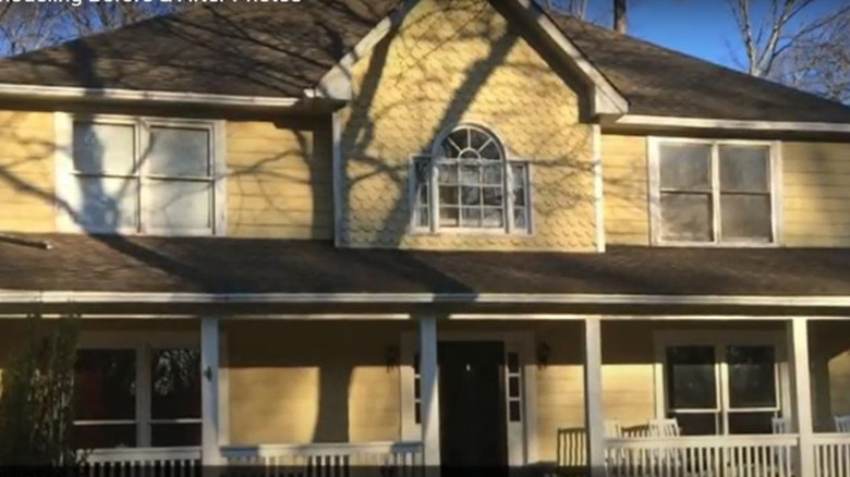 yellow and brown colonial house
