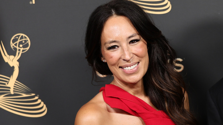 Joanna Gaines smiling on a red carpet event