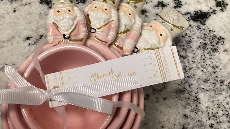 Pink festive measuring cups
