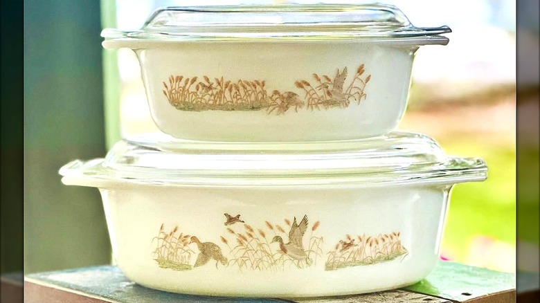 Very Rare Pyrex Duck Hunt casserole dishes with lid.