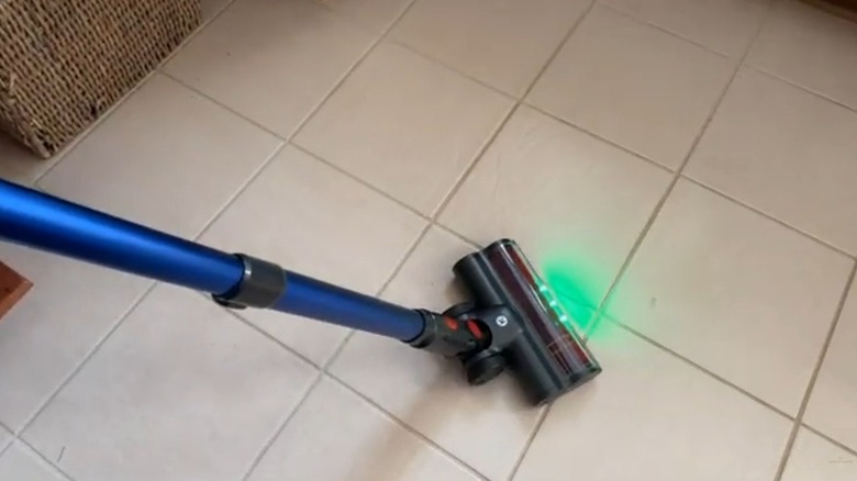 Cordless vacuum operating on a tile floor
