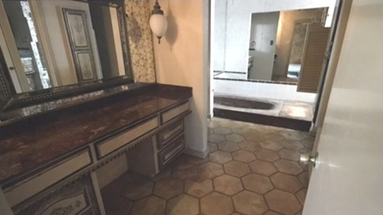 Large bath with geometric flooring