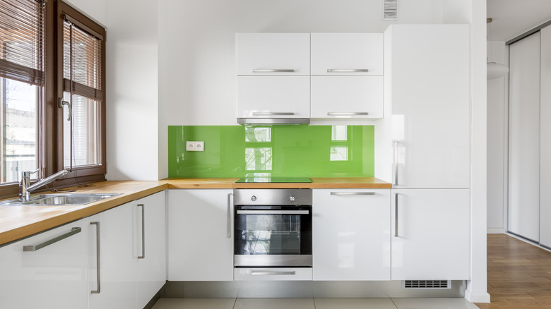 A lime green lacquered accent wall in a kitchen