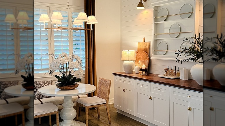 A gallery wall as a decorative plate rack