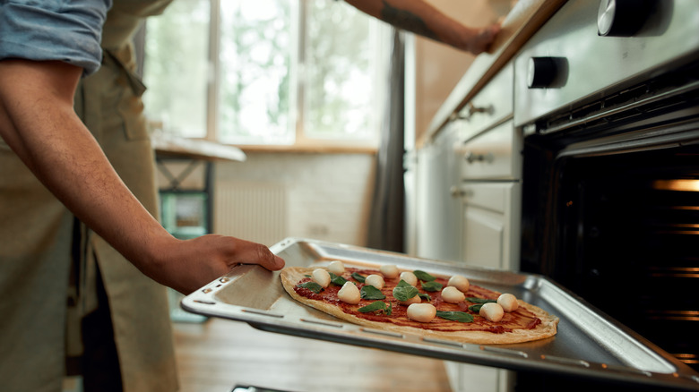 man making pizza 
