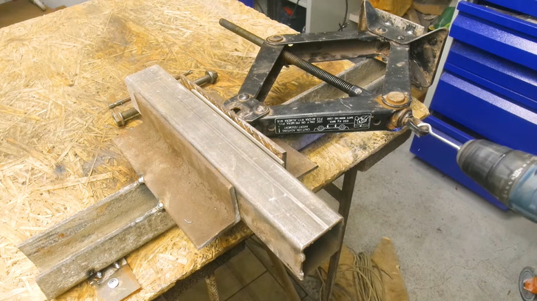 Scissor jack bench vise