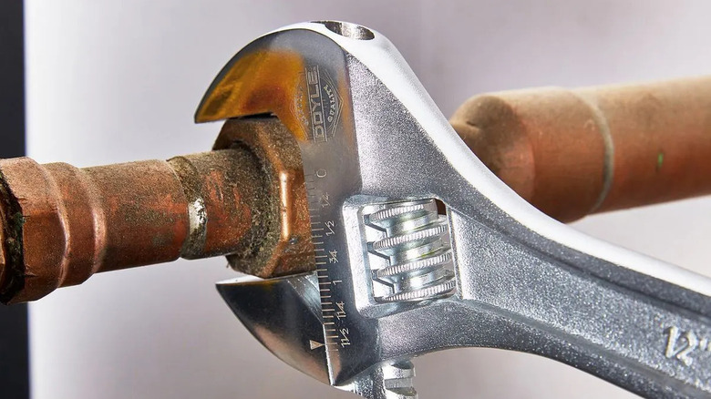 Adjustable Doyle wrench gripping a copper pipe