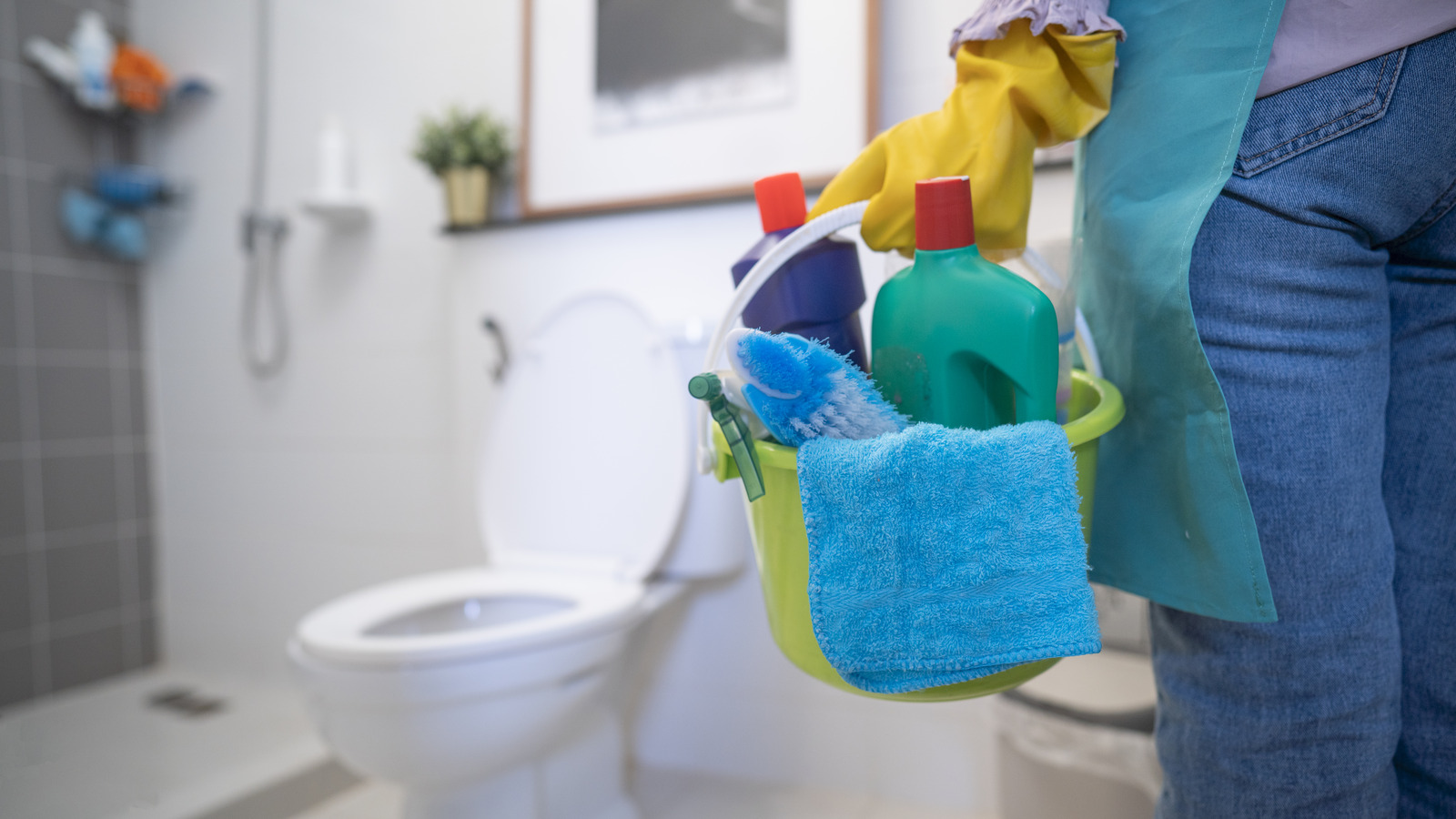 10 Things In Your Bathroom You Should Be Cleaning Daily Or Weekly