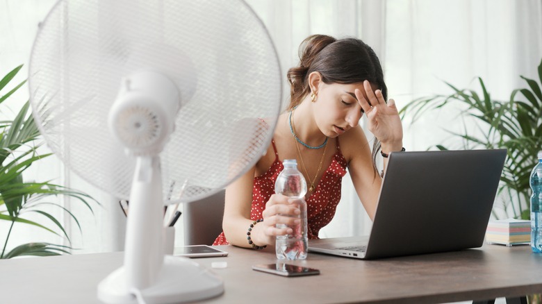 A desk fan in a warm room
