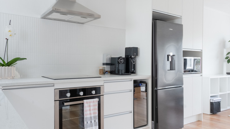 Clear counters in a modern kitchen