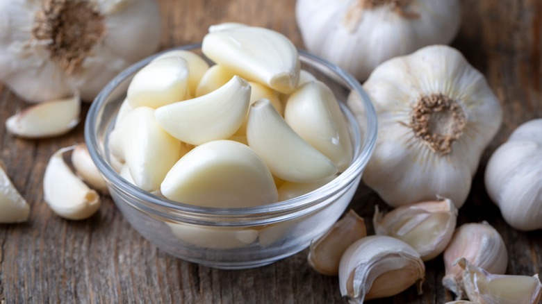 Garlic cloves in a bowl