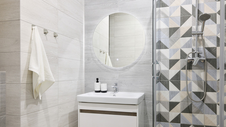 A bathroom with lots of tile all over