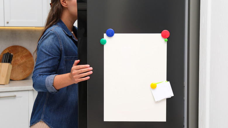 Several colored magnets on a white sheet and post-its
