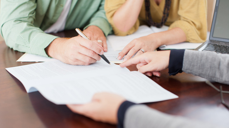 people signing mortgage documents