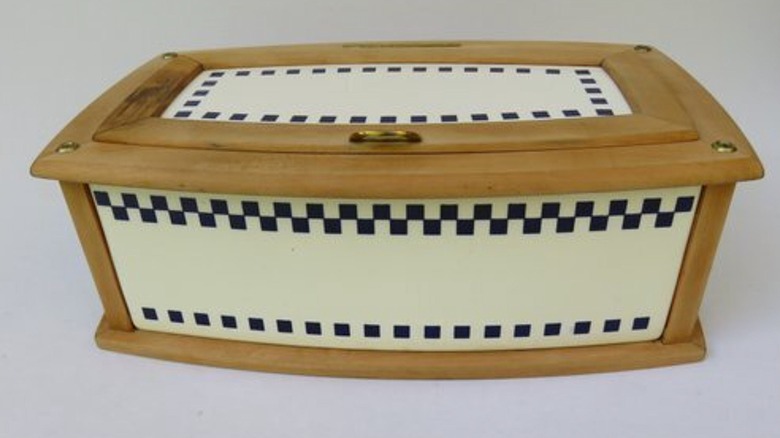 A Waechtersbach porcelain breadbox.