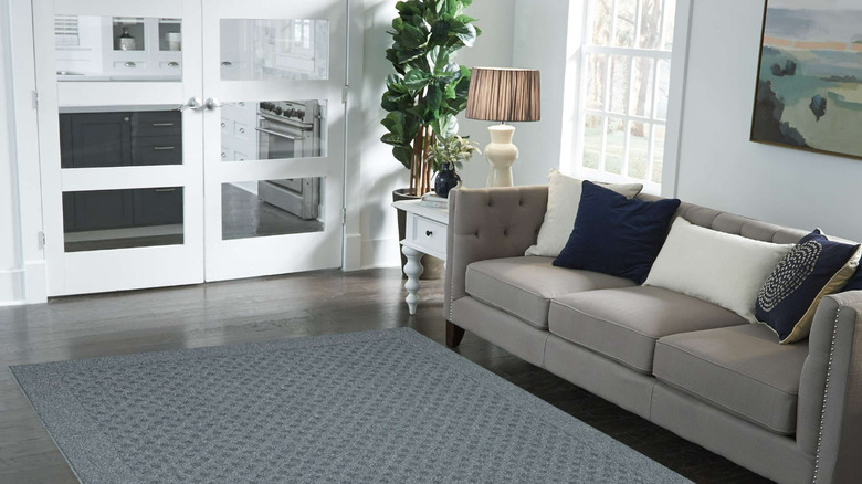 Gray diamond-patterned rug in modern living room