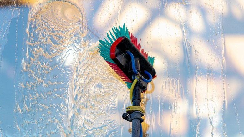 Selective focus of telescopic window wiper tool