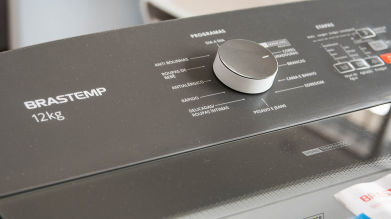 A shot showing the control panel of a Brastemp cleaning appliance