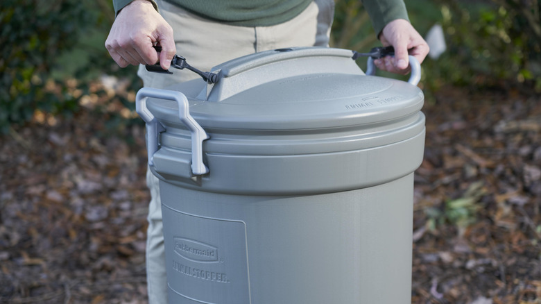 Trash can with locking lid