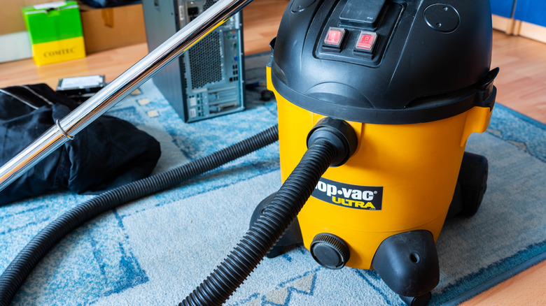 A yellow and black wet vac