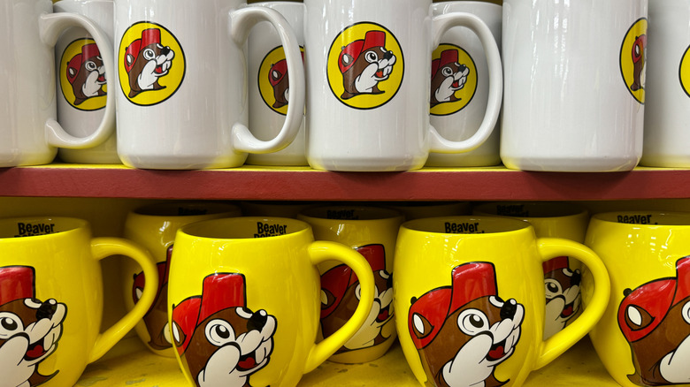 Display of Buc-ee's coffee mugs