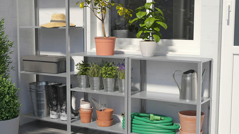 The HYLLIS shelving unit on a garden patio