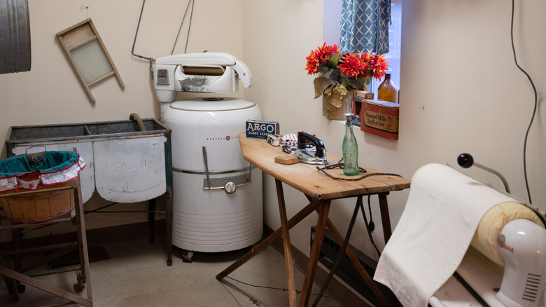Vintage laundry room featuring vintage laundry equipment