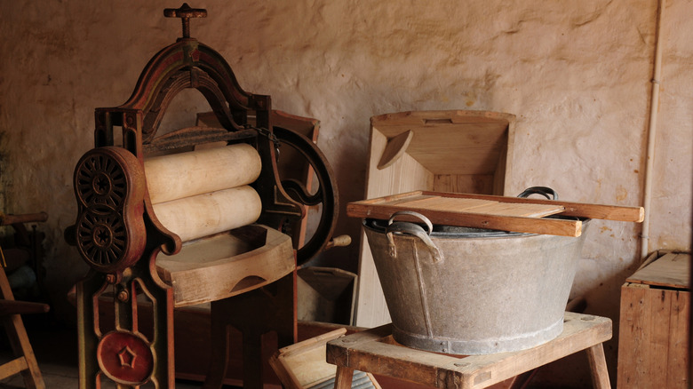 Washer wringer/mangler, washtub, and washboard