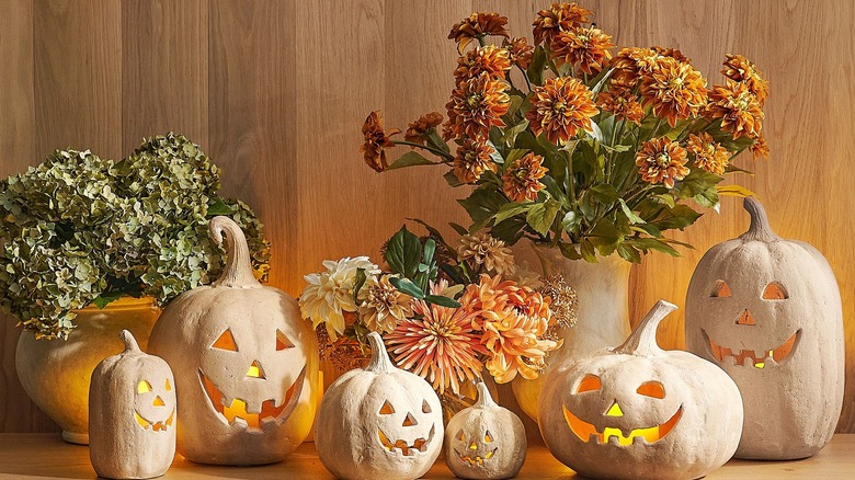 Halloween table display with faux pumpkins and flowers