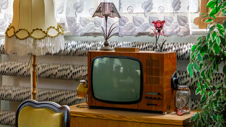 Vintage TV and lamps in a 1980s decor living room.