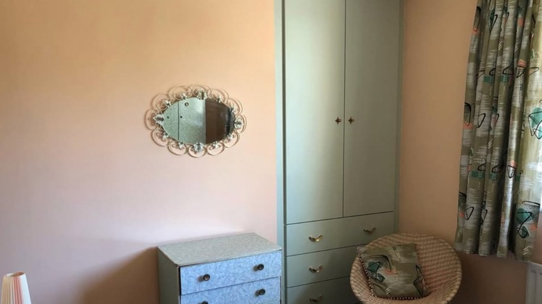 Room with pale apricot walls and a spring green built-in