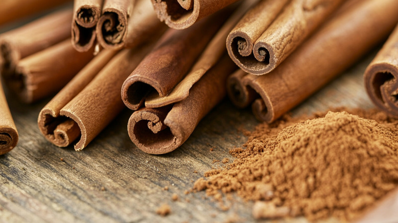 Cinnamon sticks and powdered cinnamon.
