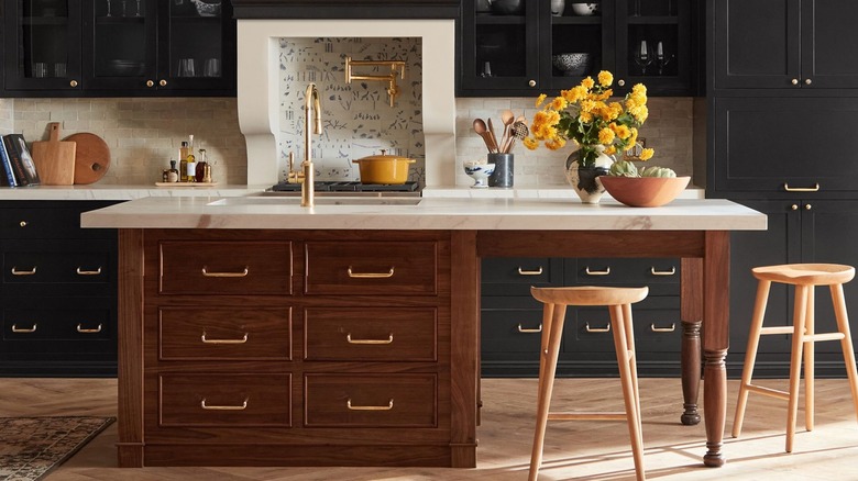 Kitchen with matching faucet and cabinet hardware