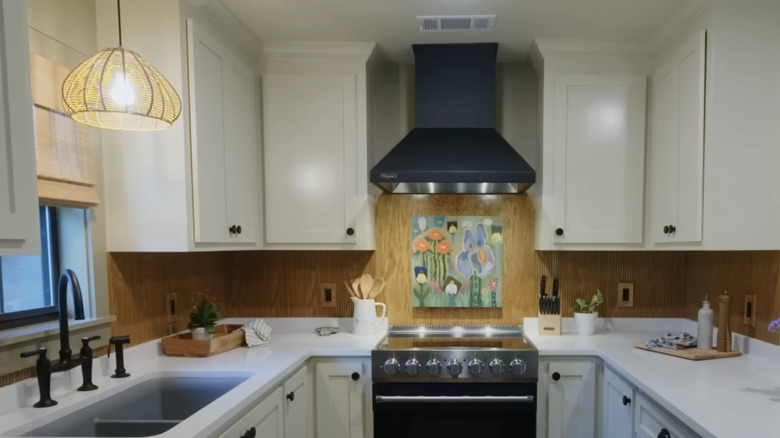 A modern kitchen with a pole wrap backsplash.