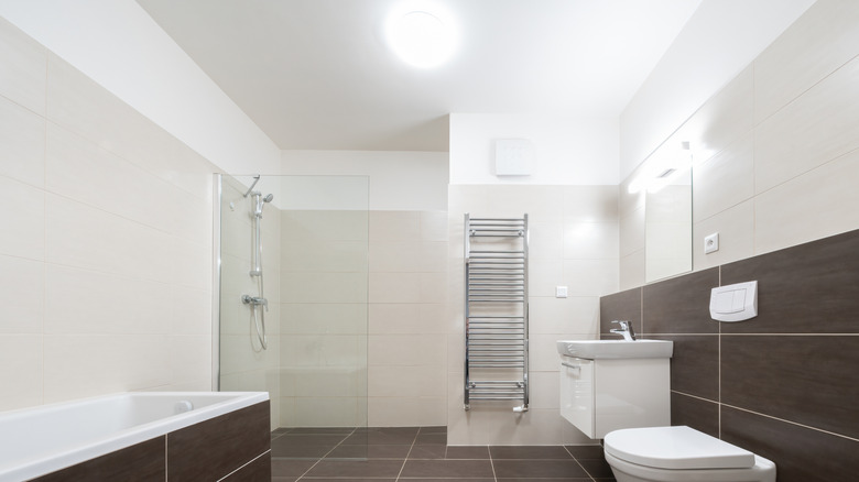 A bathroom with a large bright light fixture