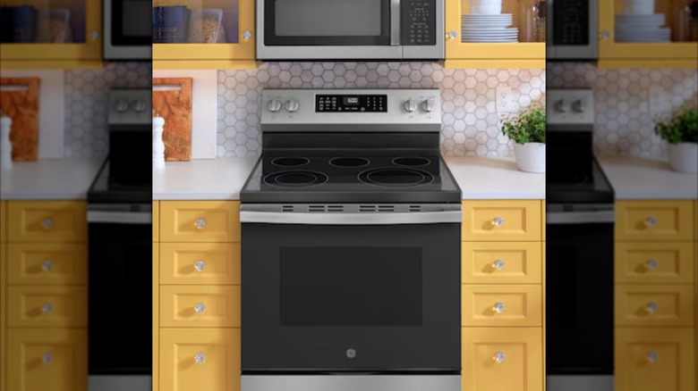 a smart ge range with 5 burners