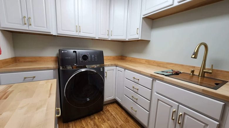a GE combo washer dryer in a laundry room with sink