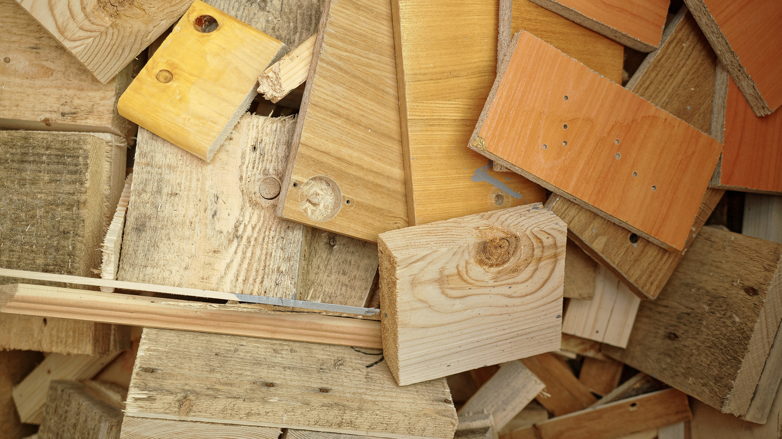 12 Clever DIY Ways To Turn Scrap Wood Into A Beautiful Entryway Statement Piece